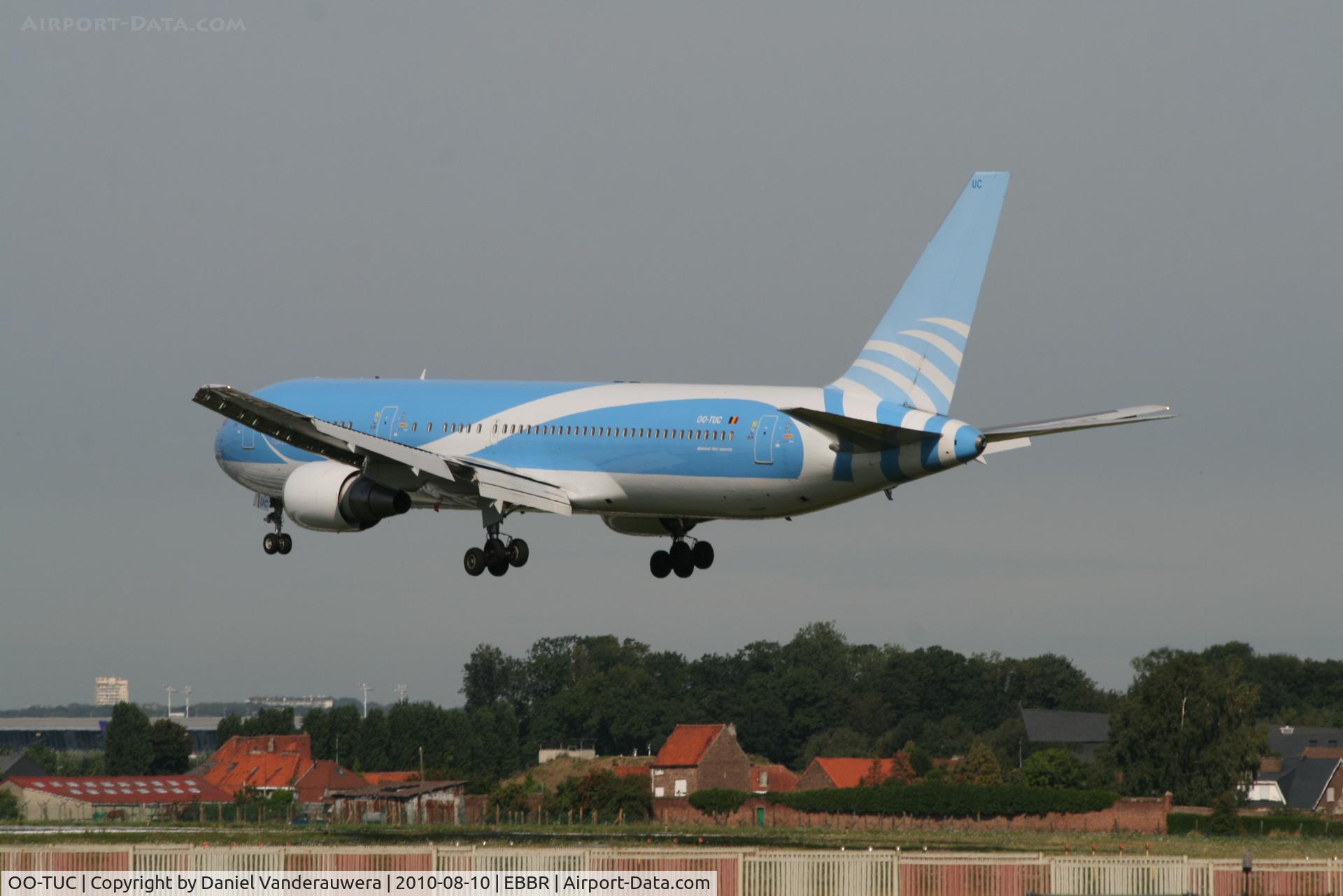 OO-TUC, 1990 Boeing 767-341/ER C/N 24844, Several seconds before landing on RWY 25L