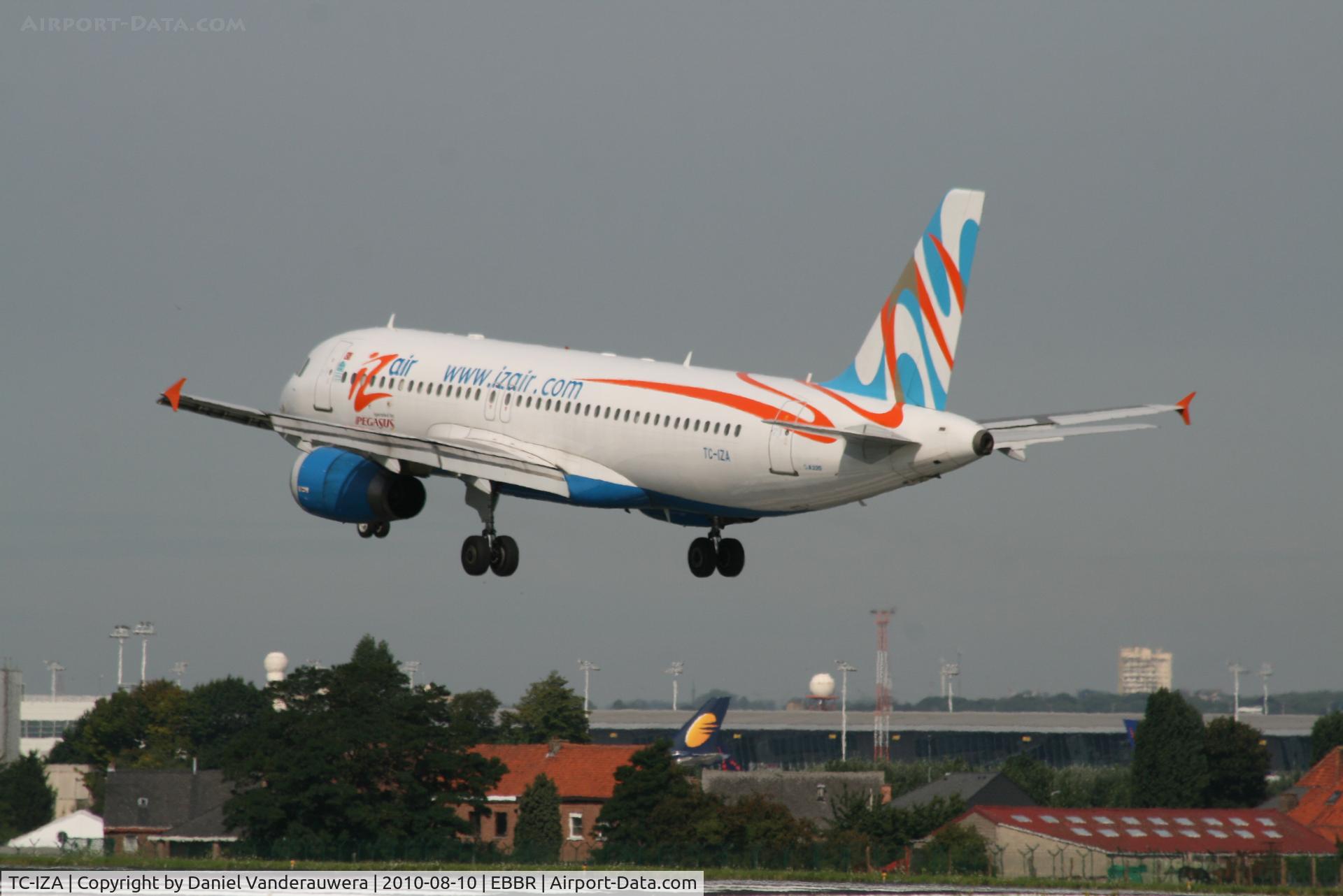 TC-IZA, 2003 Airbus A320-233 C/N 2118, Several seconds before landing on RWY 25L
