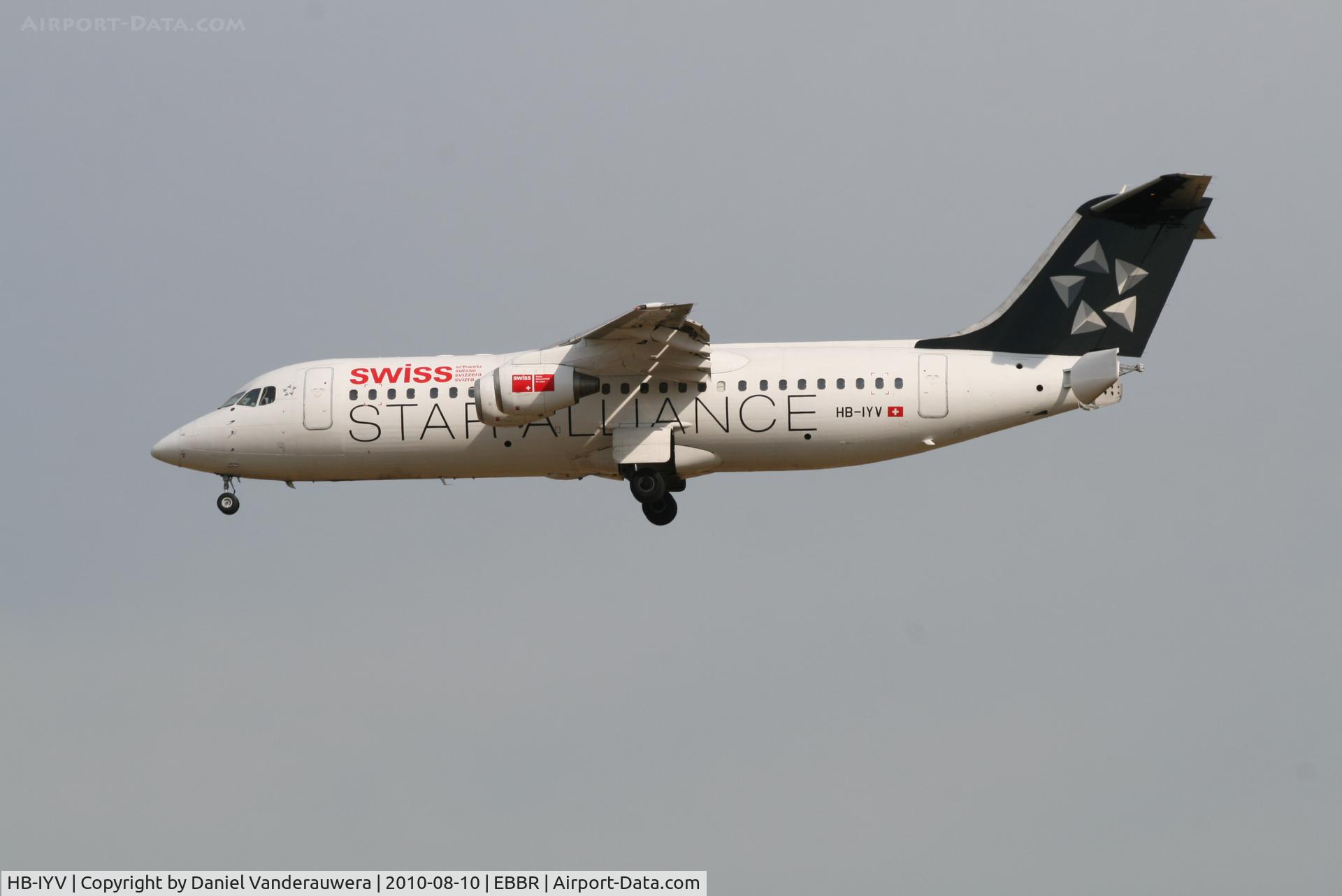 HB-IYV, 2000 British Aerospace Avro 146-RJ100 C/N E3377, Arrival of flight LX778 to RWY 25L