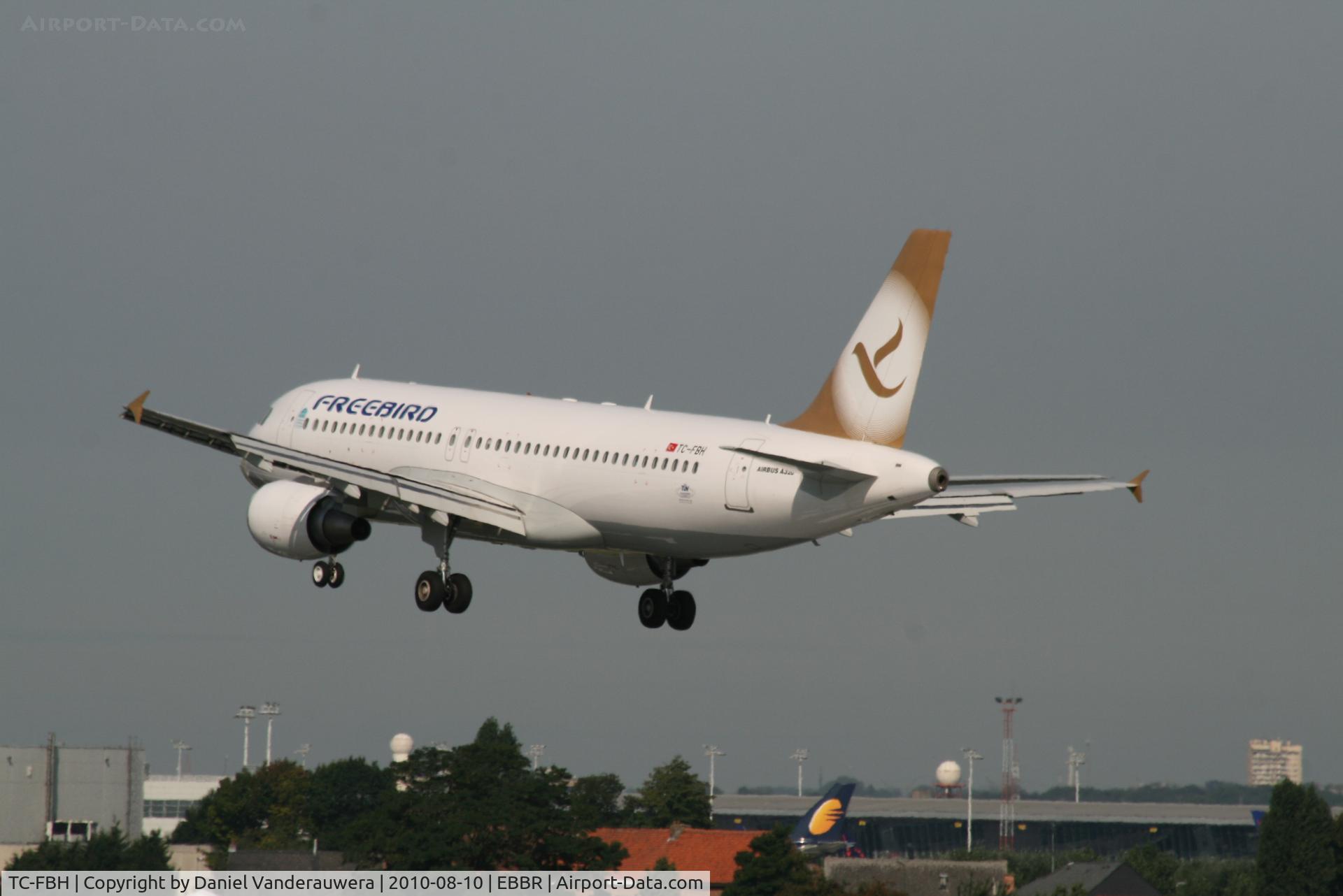 TC-FBH, 2010 Airbus A320-214 C/N 4207, Flight FHY2571 is descending to RWY 25L