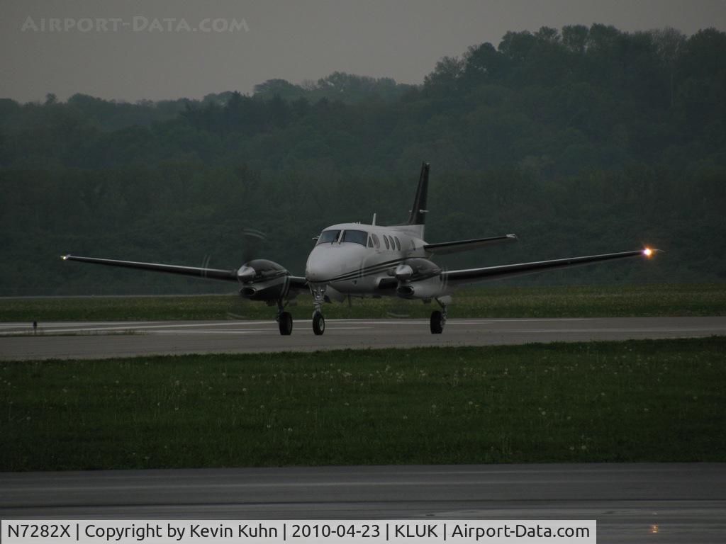 N7282X, 2007 Hawker Beechcraft Corp C90GT C/N LJ-1832, Turning after landing