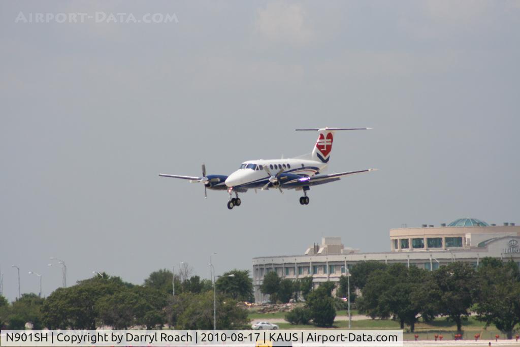 N901SH, 1995 Beech B200 King Air C/N BB-1514, Beech in a nice livery (medical?) touches down 17L.