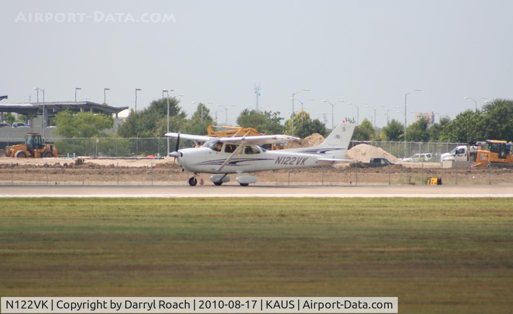 N122VK, 2005 Cessna 172S C/N 172S9856, Cessna departs 17L.
