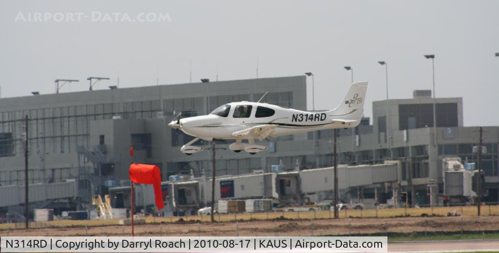 N314RD, 2006 Cirrus SR20 C/N 1648, Cirrus touches down 17L.