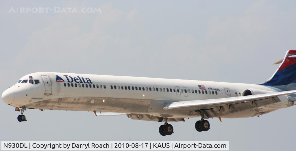 N930DL, 1988 McDonnell Douglas MD-88 C/N 49717, DAL MD88 over the numbers 17L.