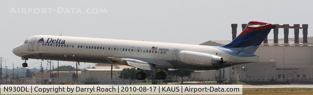 N930DL, 1988 McDonnell Douglas MD-88 C/N 49717, DAL MD88 flares 17L.