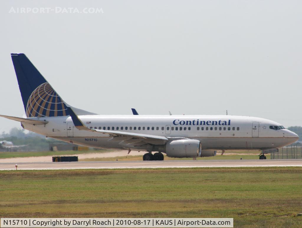 N15710, 1998 Boeing 737-724 C/N 28780, COA B737 taxis to 17L.