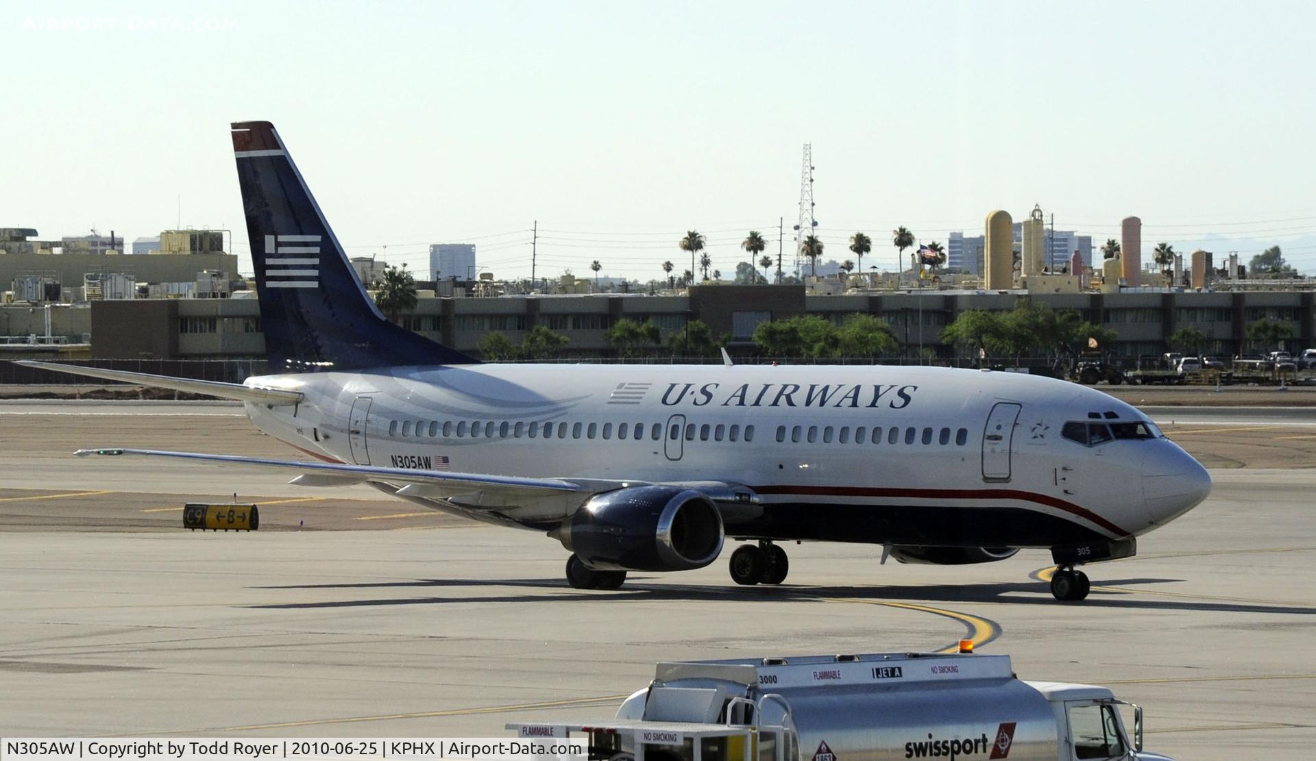 N305AW, 1988 Boeing 737-3G7 C/N 24012, Taxiing at PHX