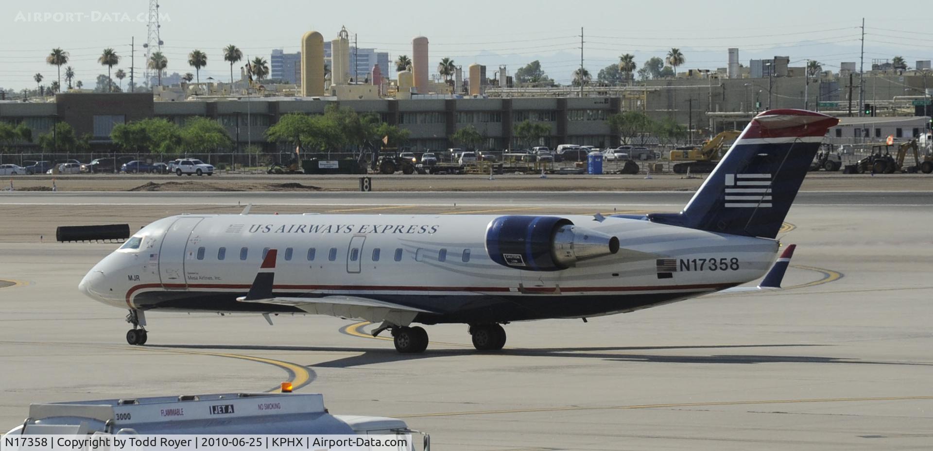 N17358, Bombardier CRJ-200LR (CL-600-2B19) C/N 7358, Taxiing at PHX