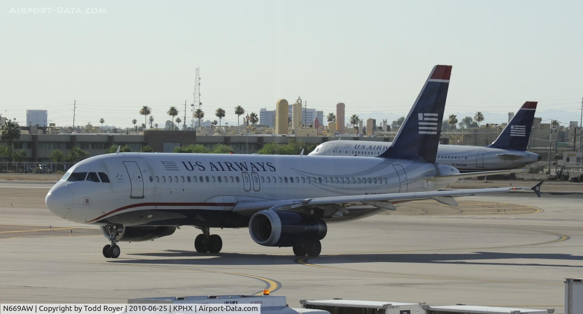 N669AW, 2002 Airbus A320-232 C/N 1792, Taxiing to Gate at PHX