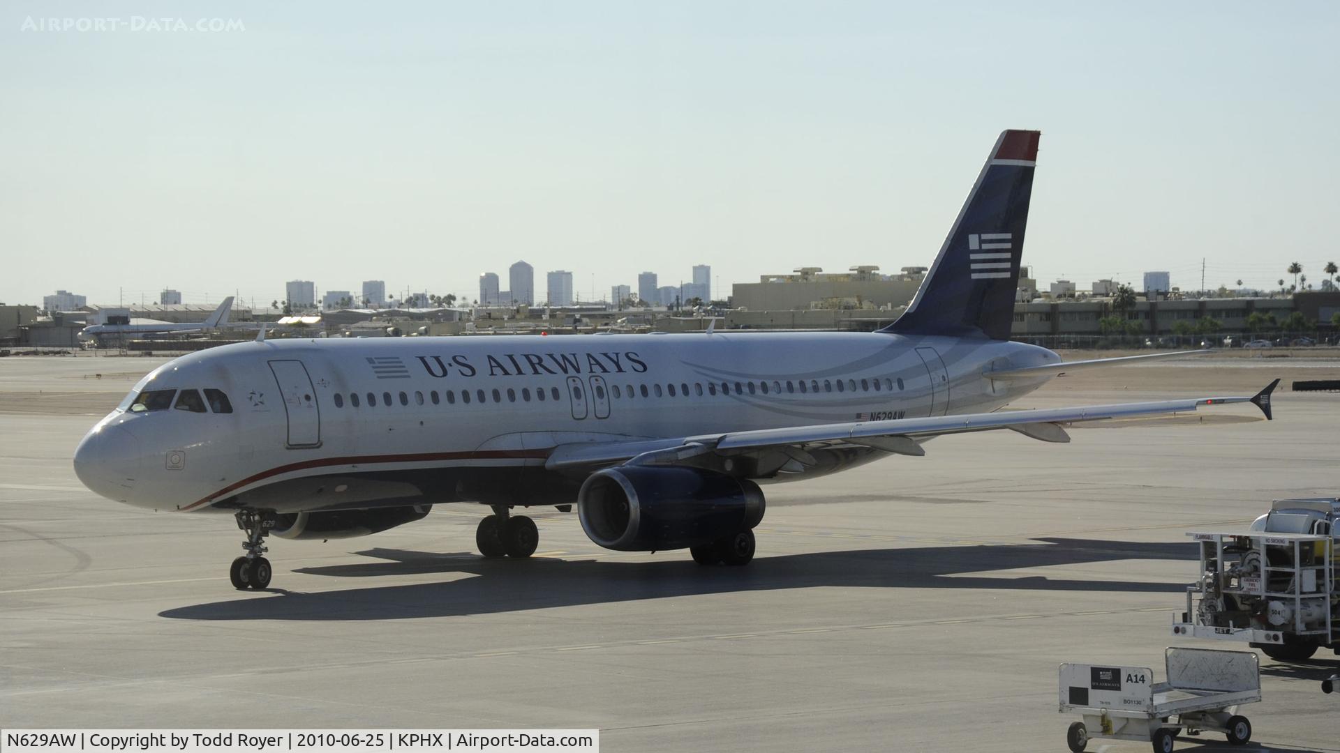 N629AW, 1990 Airbus A320-231 C/N 076, Taxiing to Gate at PHX