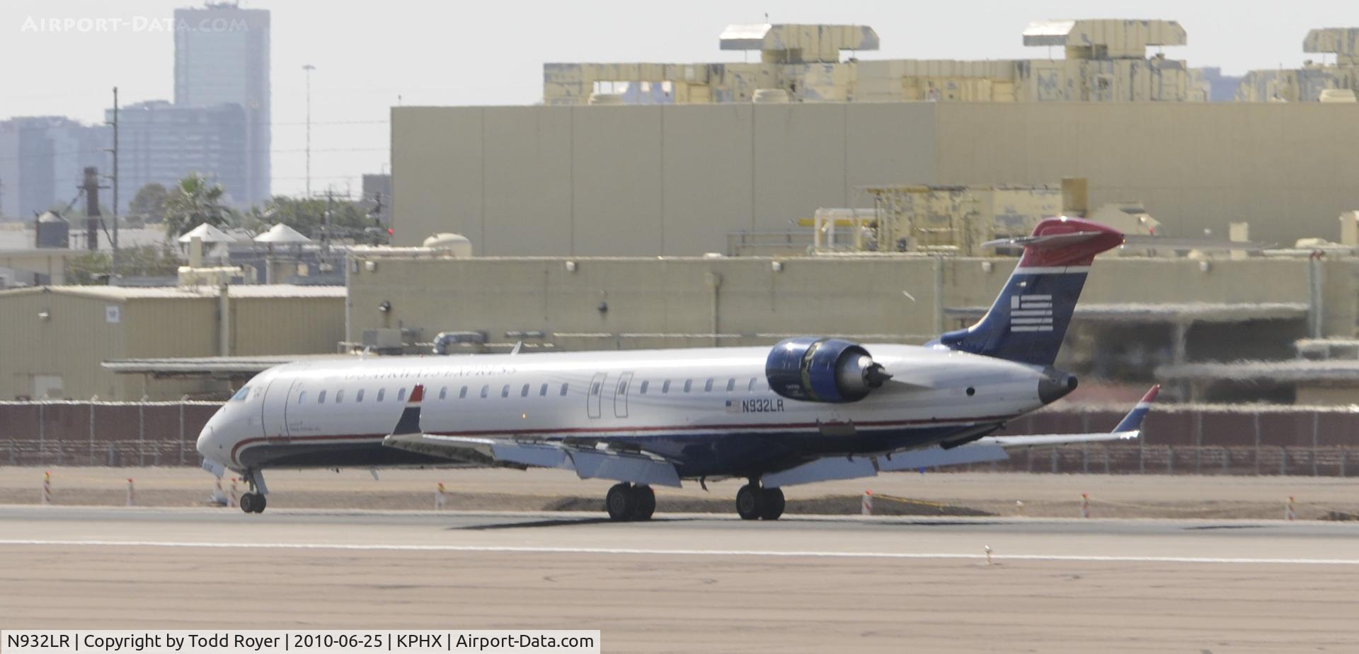 N932LR, 2005 Bombardier CRJ-900ER (CL-600-2D24) C/N 15032, Landing at PHX