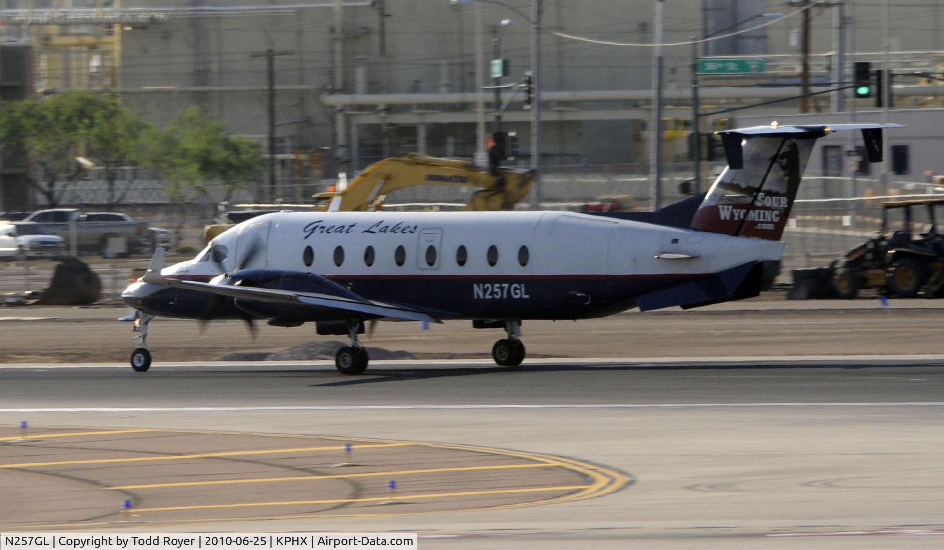 N257GL, 1996 Beech 1900D C/N UE-257, Landing at PHX