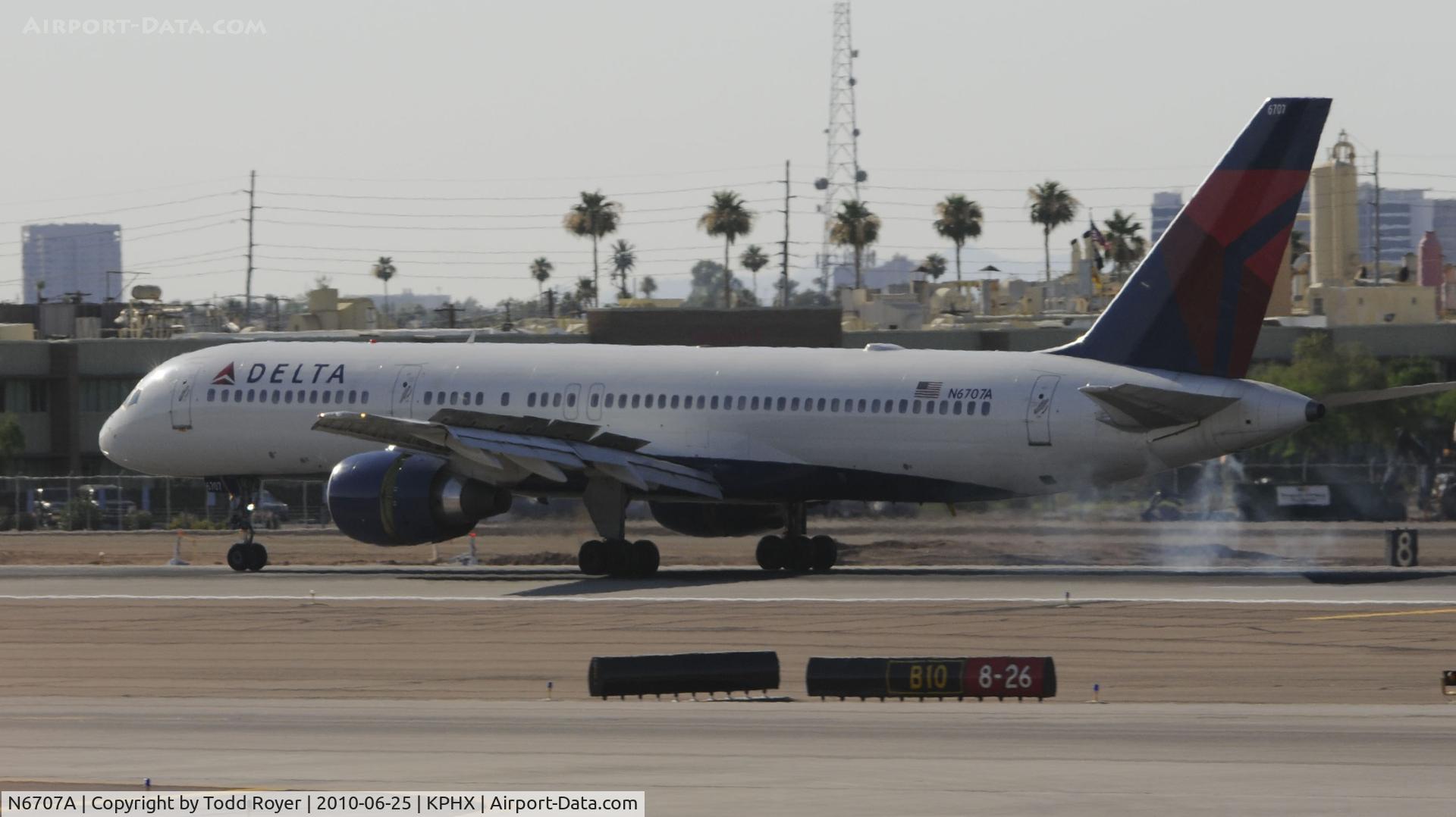 N6707A, 2000 Boeing 757-232 C/N 30395, Landing at PHX