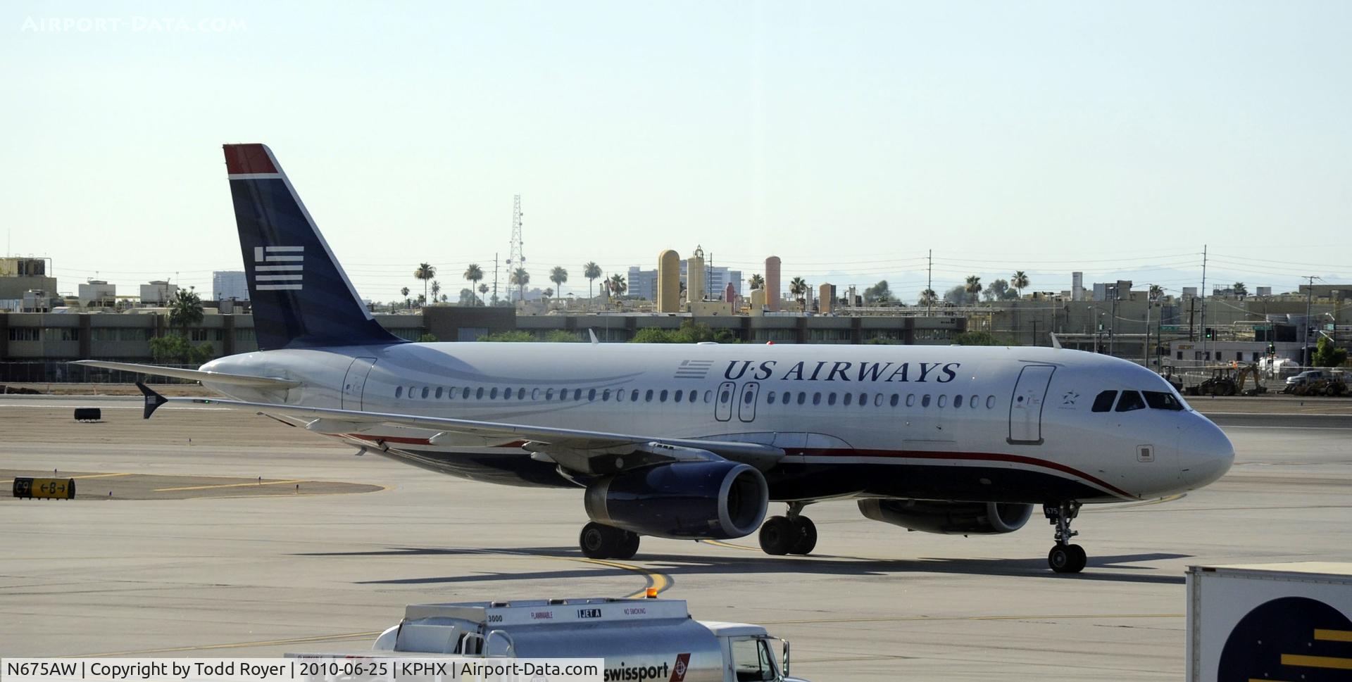 N675AW, 2005 Airbus A320-232 C/N 2405, Taxiing at PHX