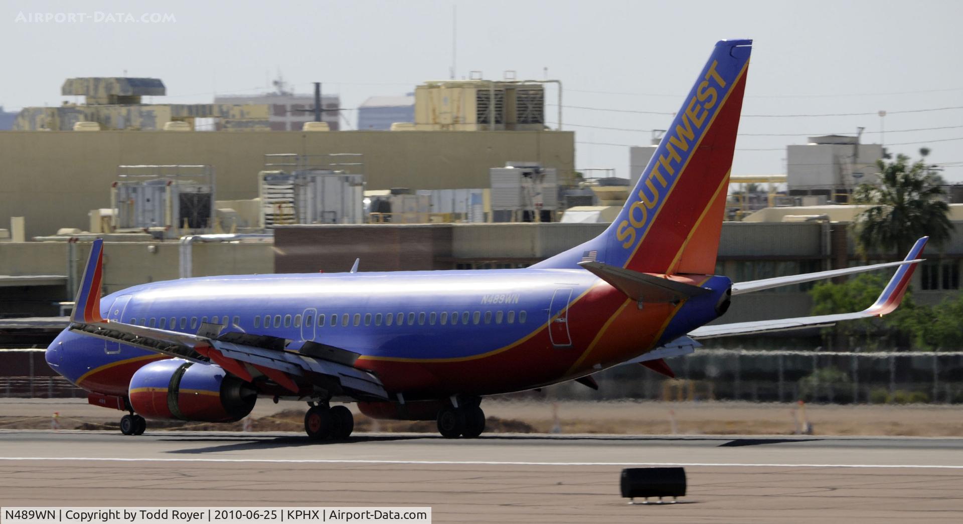 N489WN, 2004 Boeing 737-7H4 C/N 33855, Landing at PHX