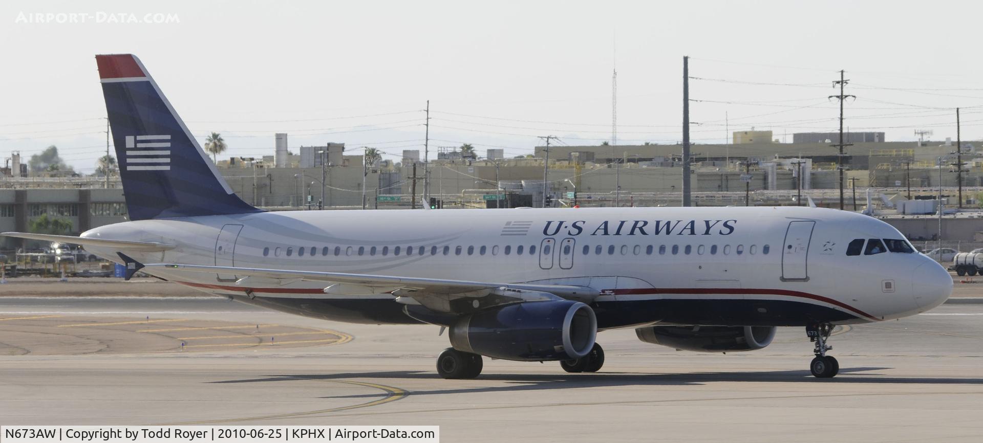 N673AW, 2004 Airbus A320-232 C/N 2312, Taxing at PHX