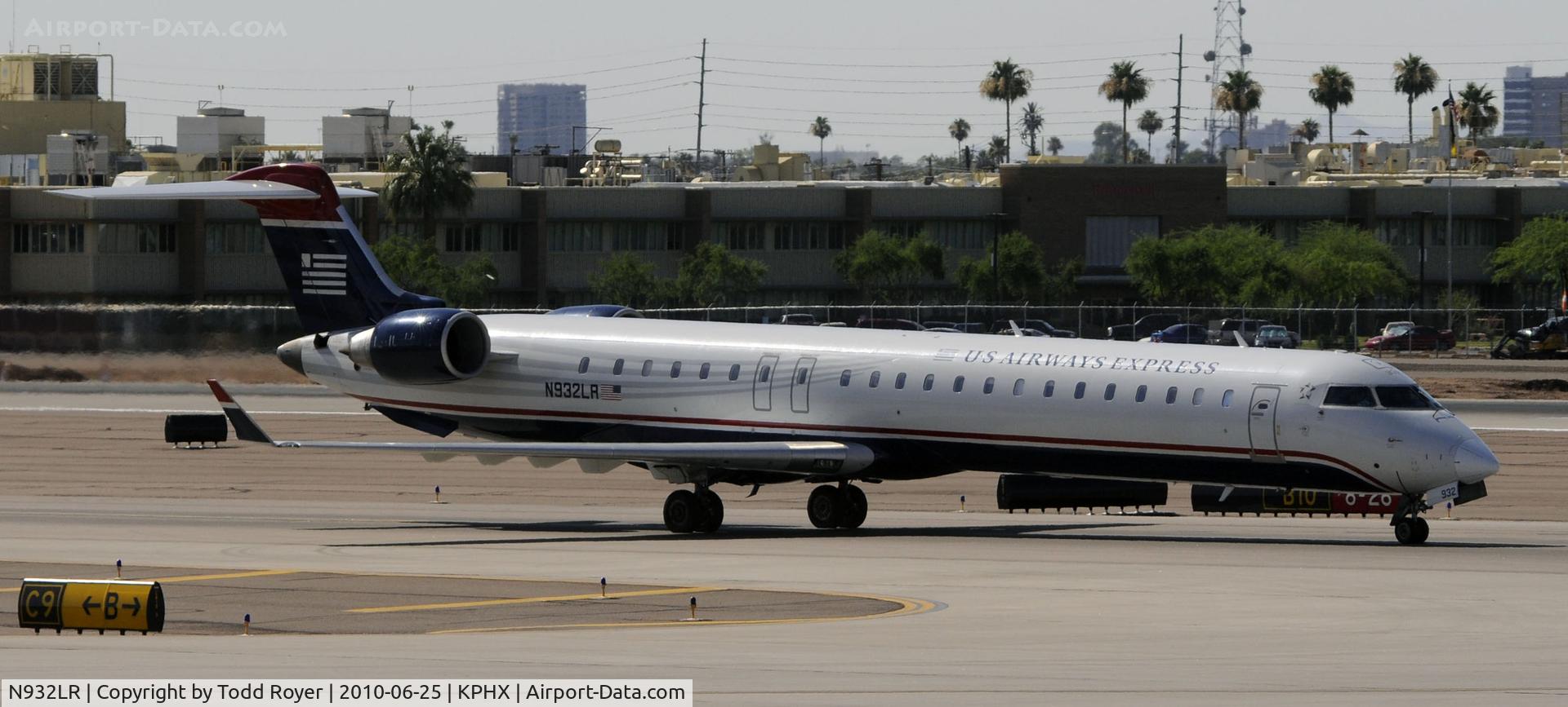N932LR, 2005 Bombardier CRJ-900ER (CL-600-2D24) C/N 15032, Taxiing at PHX