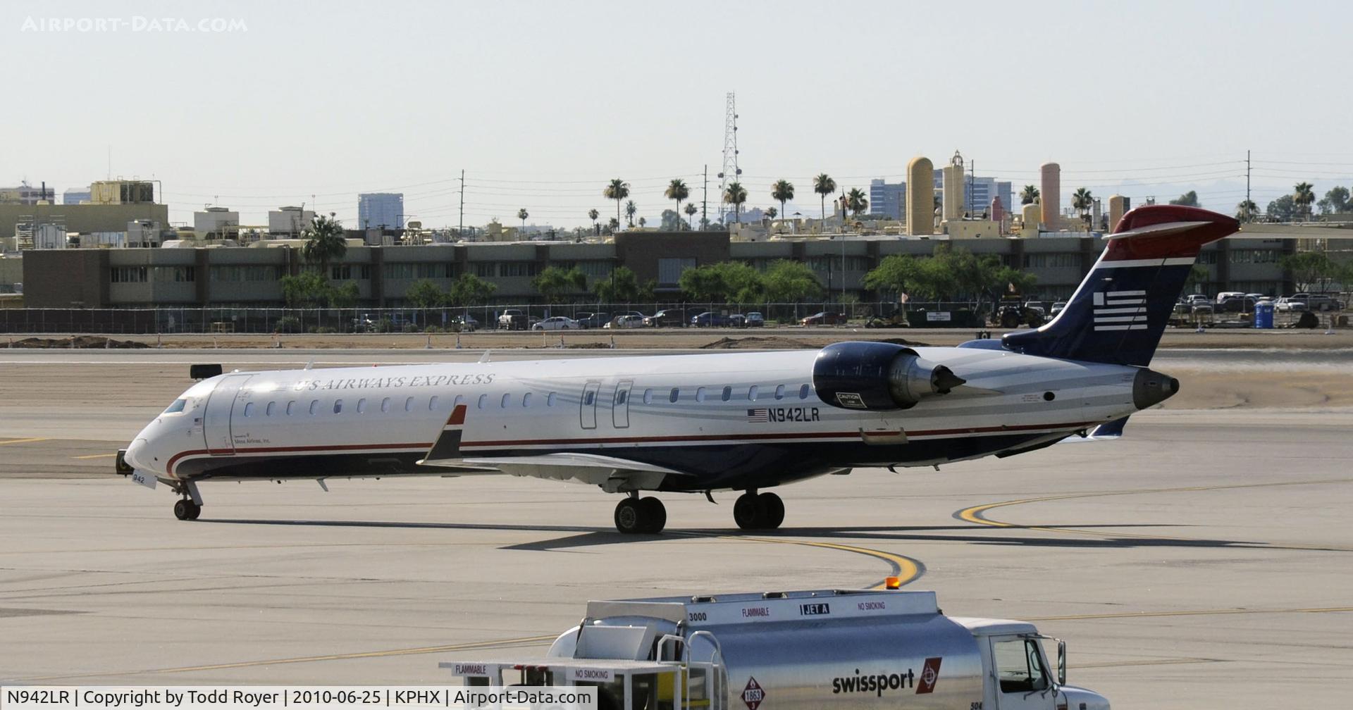 N942LR, 2005 Bombardier CRJ-900ER (CL-600-2D24) C/N 15042, Taxiing at PHX