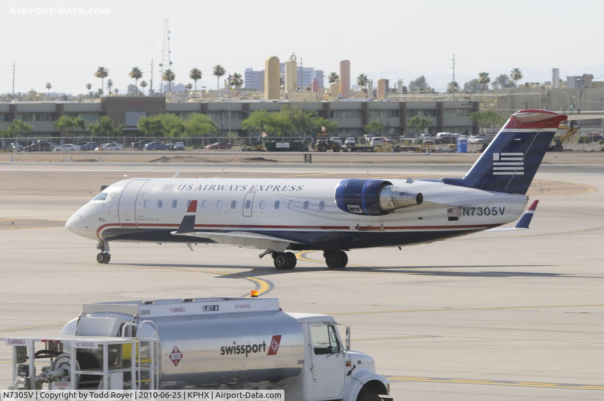 N7305V, 1999 Bombardier CRJ-200LR (CL-600-2B19) C/N 7305, Taxing at PHX
