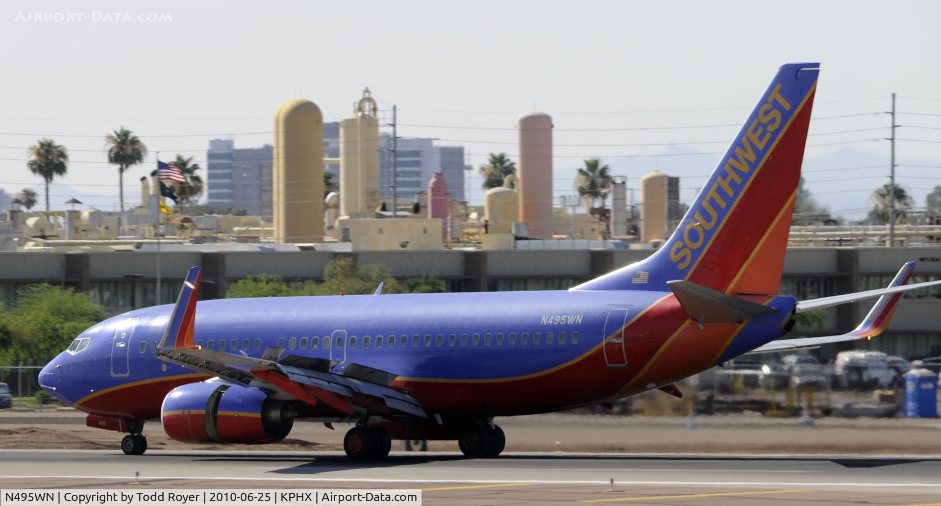 N495WN, 2004 Boeing 737-7H4 C/N 33869, Landing at PHX