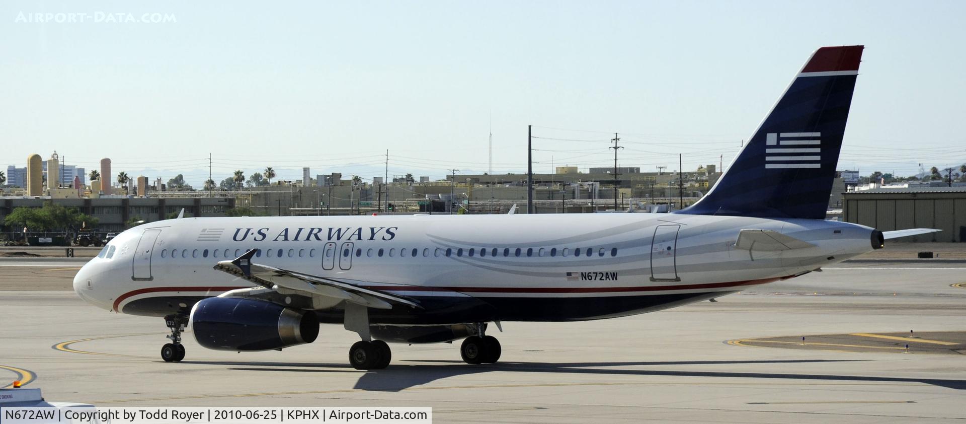 N672AW, 2004 Airbus A320-232 C/N 2193, Taxiing at PHX