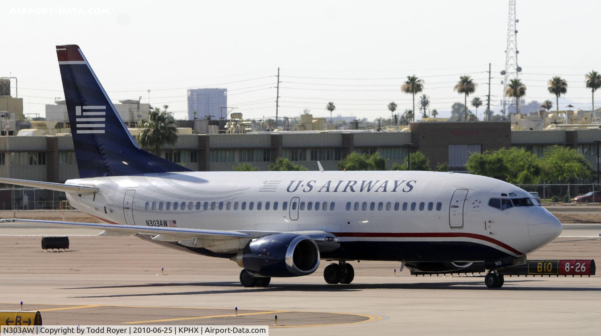 N303AW, 1988 Boeing 737-3G7 C/N 24010, Taxiing at PHX
