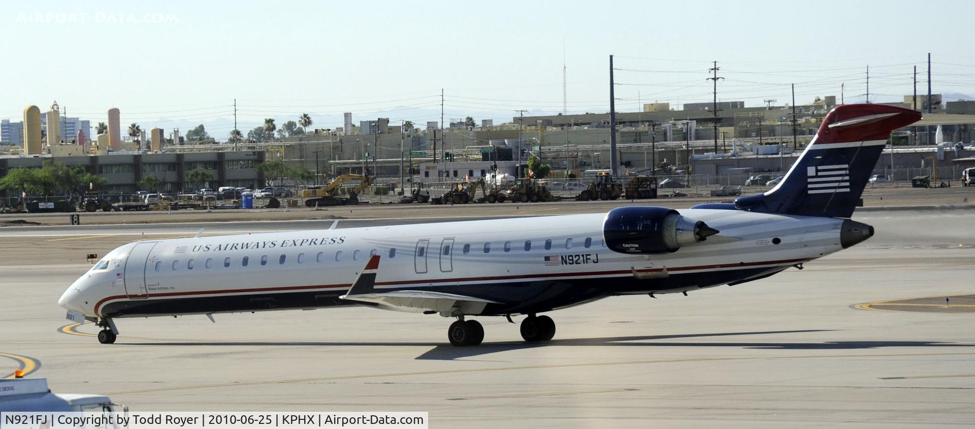 N921FJ, 2004 Bombardier CRJ-900ER (CL-600-2D24) C/N 15021, Taxiing at PHX