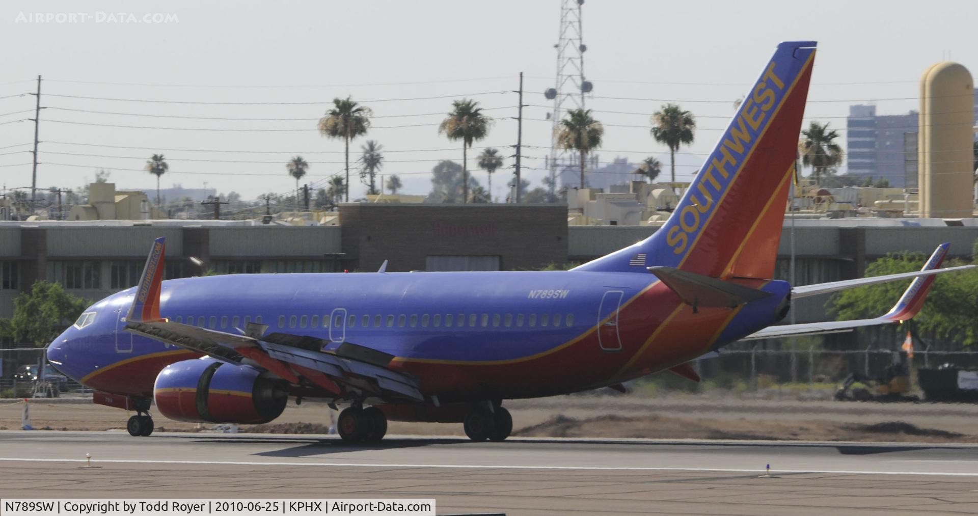 N789SW, 2000 Boeing 737-7H4 C/N 29816, Landing at PHX