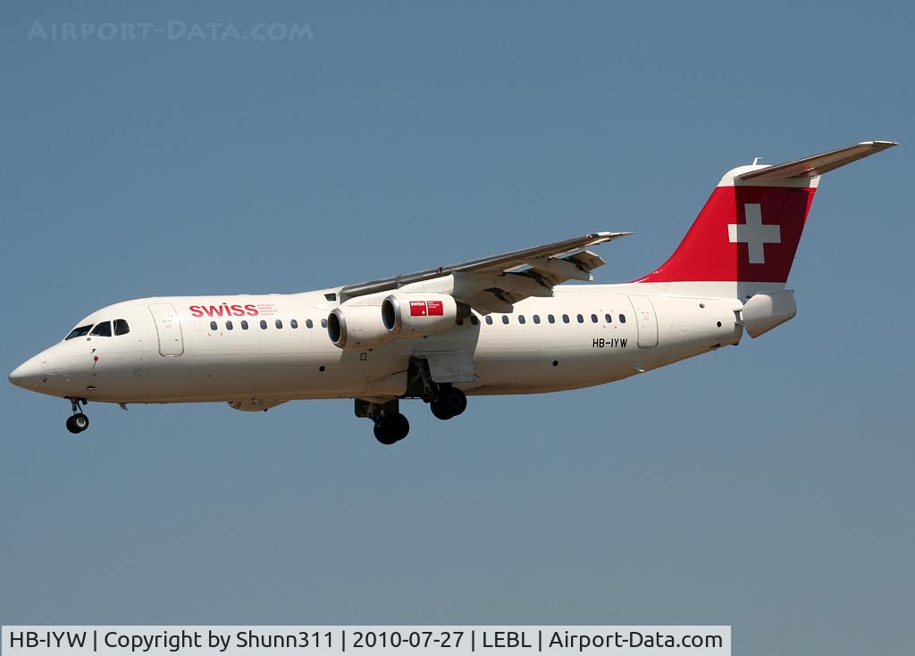 HB-IYW, 1999 British Aerospace Avro 146-RJ100 C/N E3359, Landing rwy 25R
