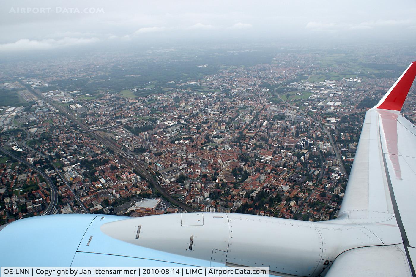 OE-LNN, 2000 Boeing 737-7Z9 C/N 30418, Austrian Airlines over Milano