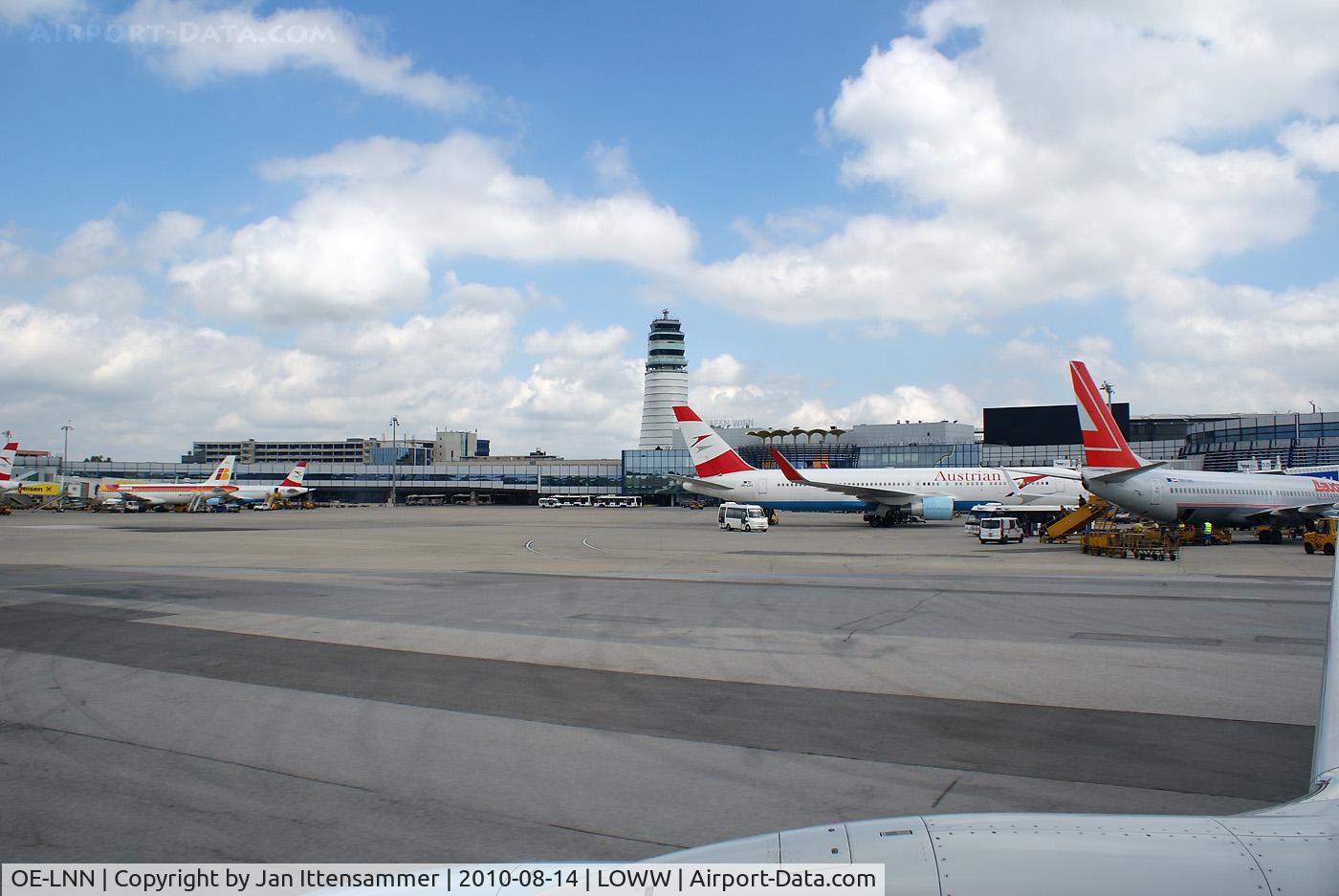 OE-LNN, 2000 Boeing 737-7Z9 C/N 30418, The vienna Terminals