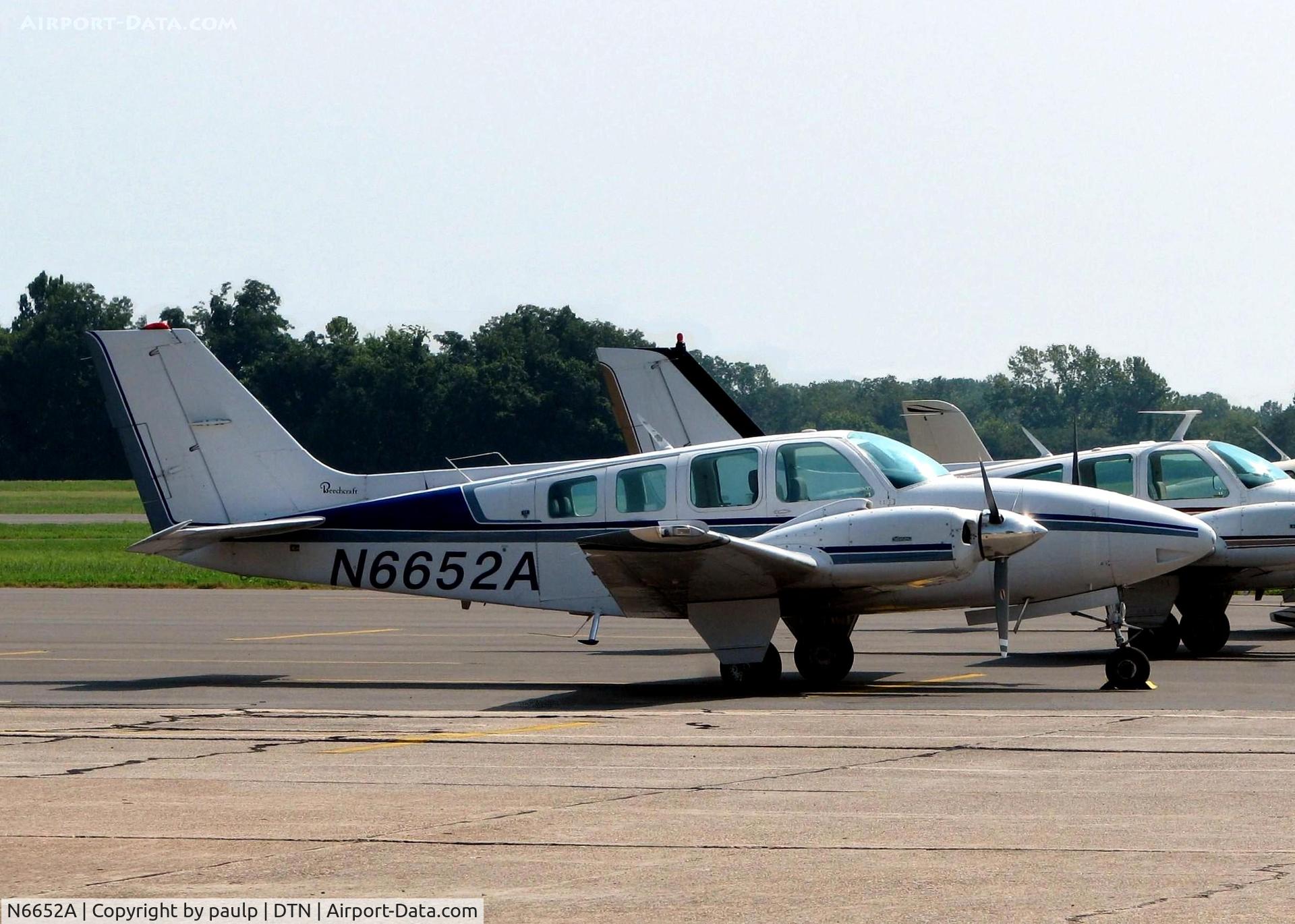 N6652A, 1979 Beech 58 Baron C/N TH-1045, At Downtown Shreveport.