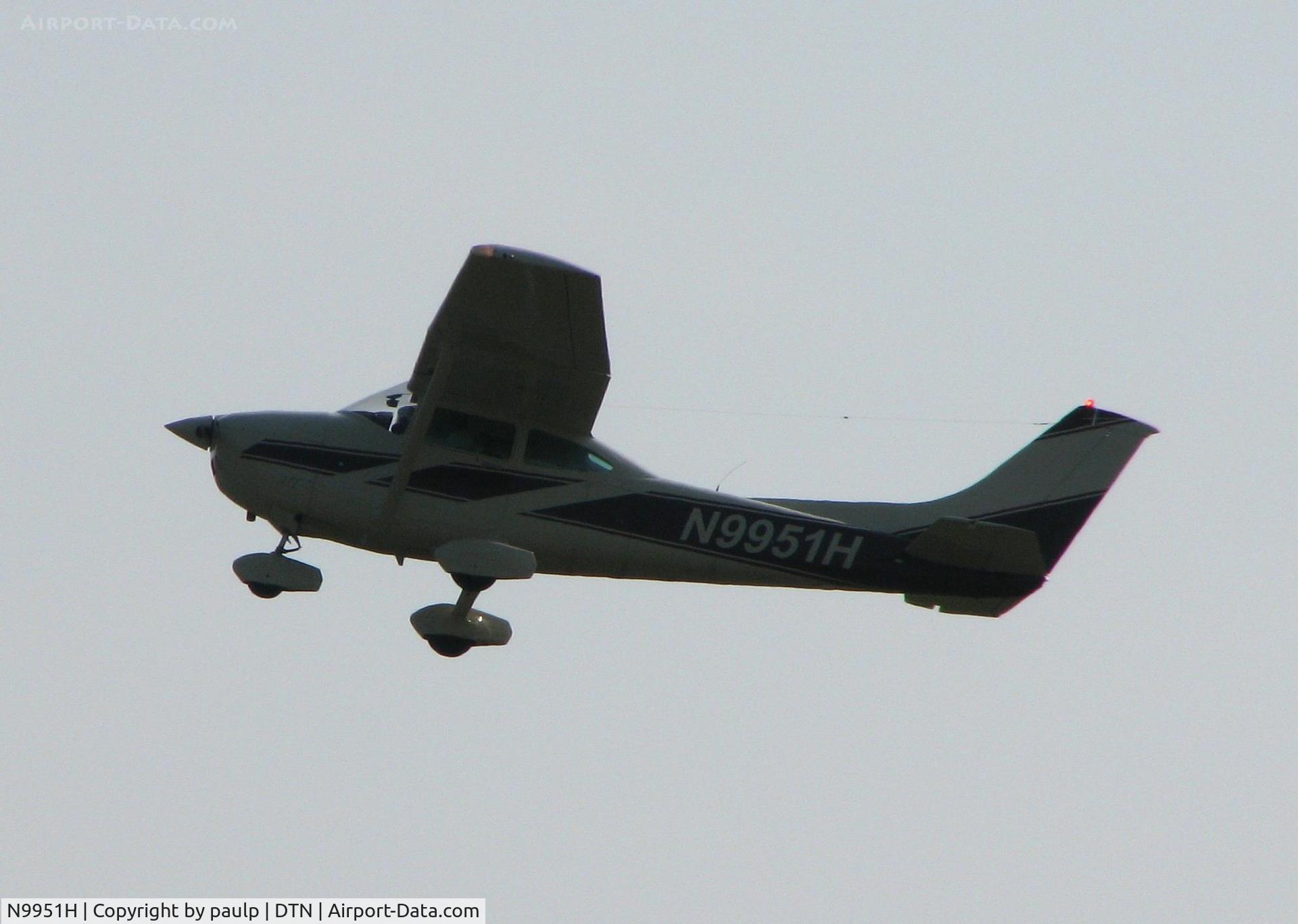 N9951H, 1981 Cessna 182R Skylane C/N 18268137, Off of 32 at Downtown Shreveport. Early morning looking at the sun!