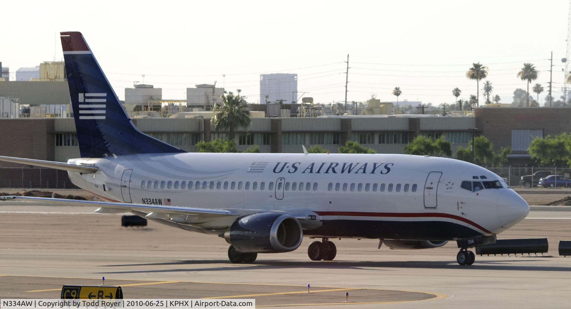 N334AW, 1987 Boeing 737-3Y0 C/N 23748, Taxiing at PHX