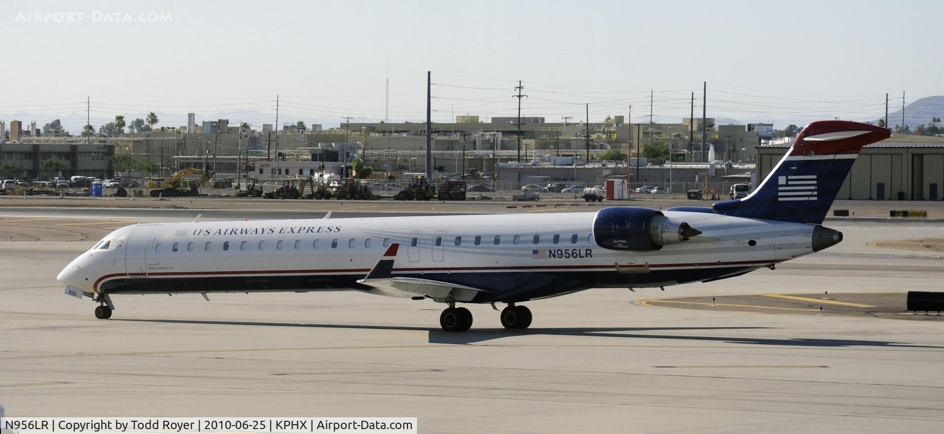 N956LR, 2005 Bombardier CRJ-900ER (CL-600-2D24) C/N 15056, Taxiing at PHX
