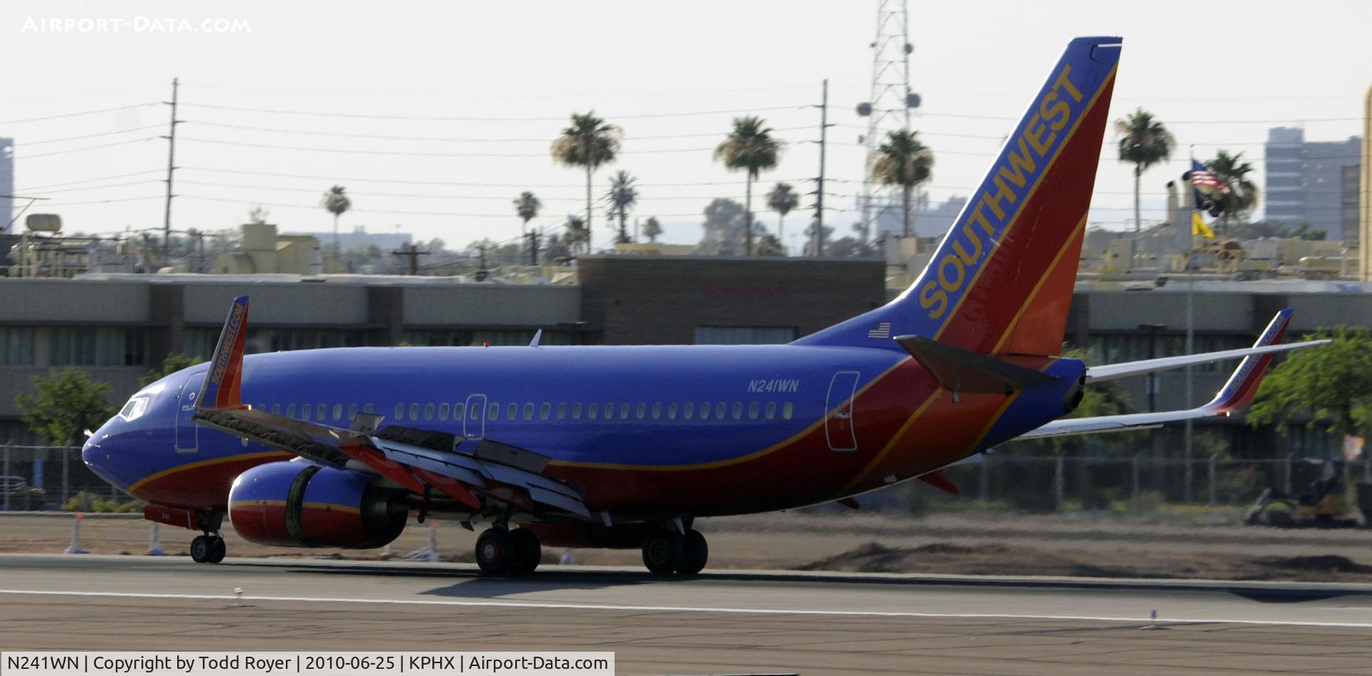 N241WN, 2006 Boeing 737-7H4 C/N 32504, Landing at PHX