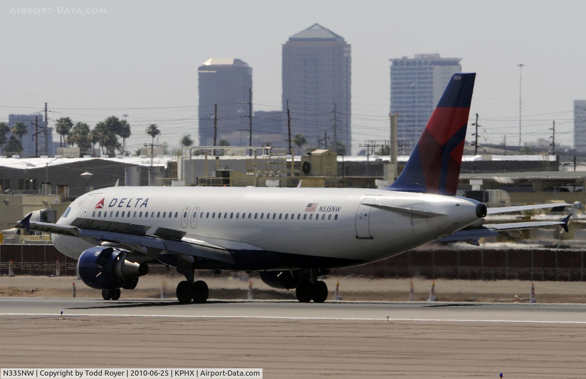 N335NW, 1992 Airbus A320-212 C/N 340, Landing at PHX