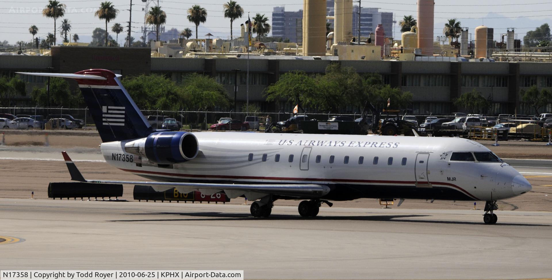 N17358, Bombardier CRJ-200LR (CL-600-2B19) C/N 7358, Taxiing at PHX