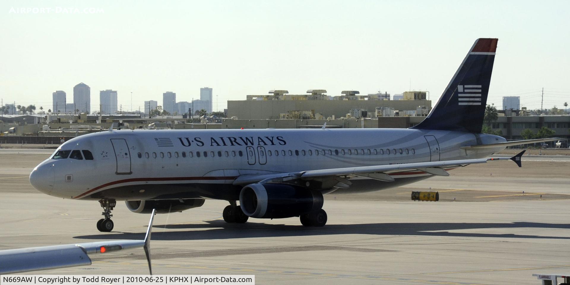 N669AW, 2002 Airbus A320-232 C/N 1792, Takiing to gate at PHX