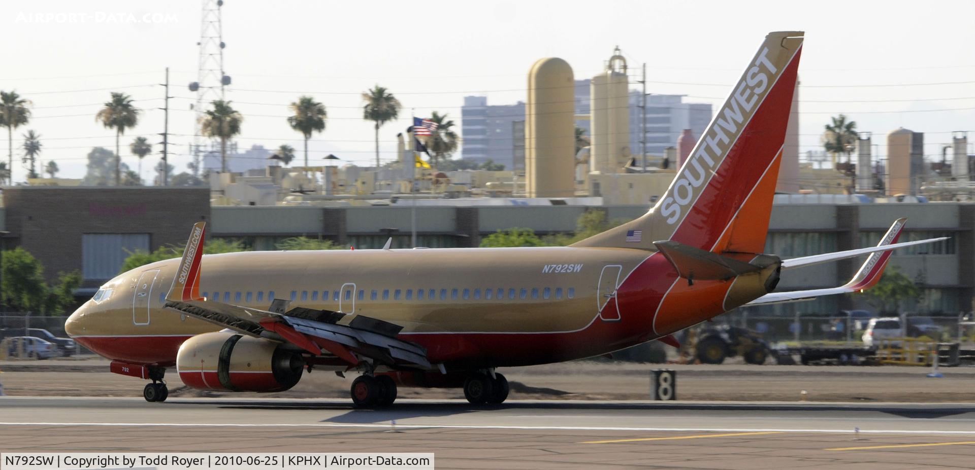 N792SW, 2000 Boeing 737-7H4 C/N 27887, Landing at PHX
