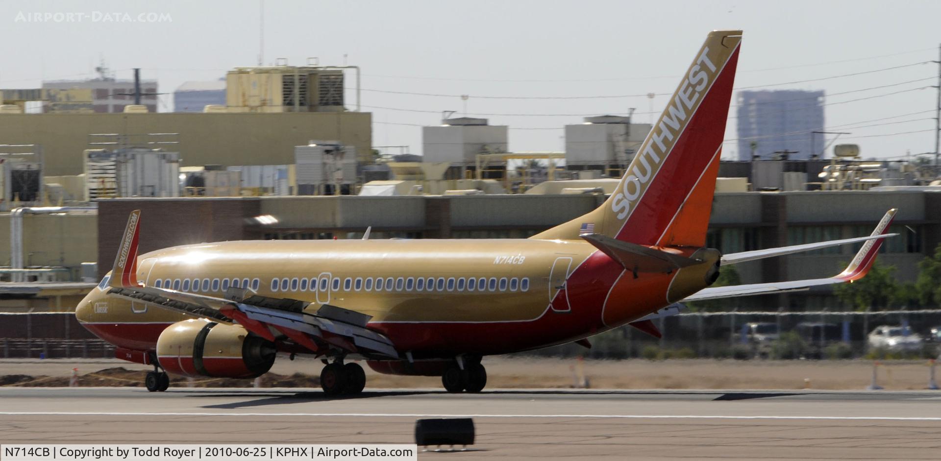 N714CB, 1998 Boeing 737-7H4 C/N 27848, Landing at PHX
