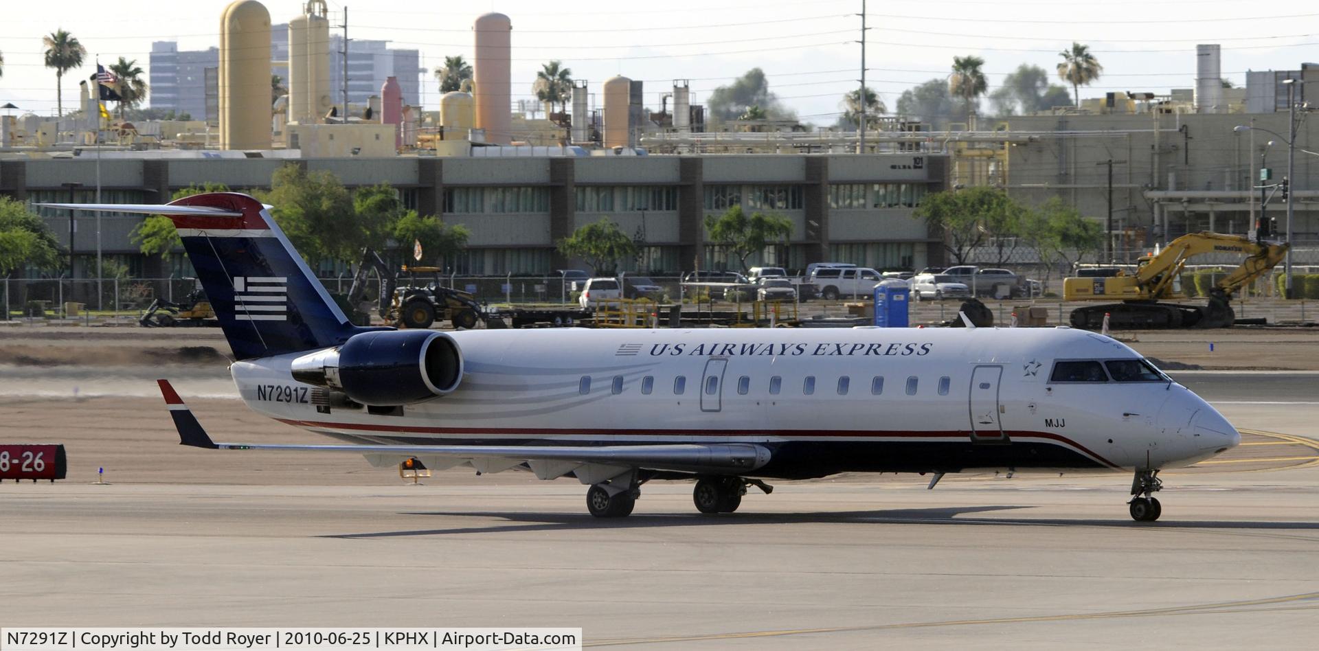 N7291Z, 1999 Bombardier CRJ-200LR (CL-600-2B19) C/N 7291, Taxiing at PHX