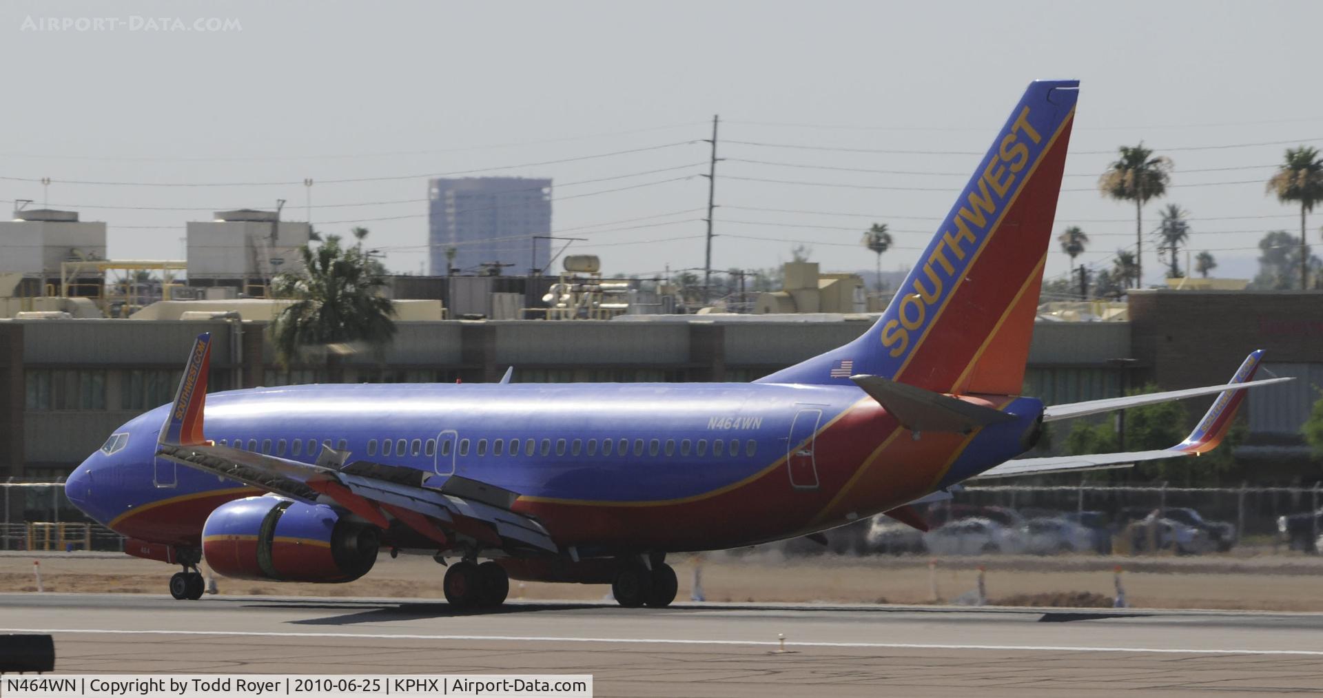 N464WN, 2004 Boeing 737-7H4 C/N 32468, Landing at PHX