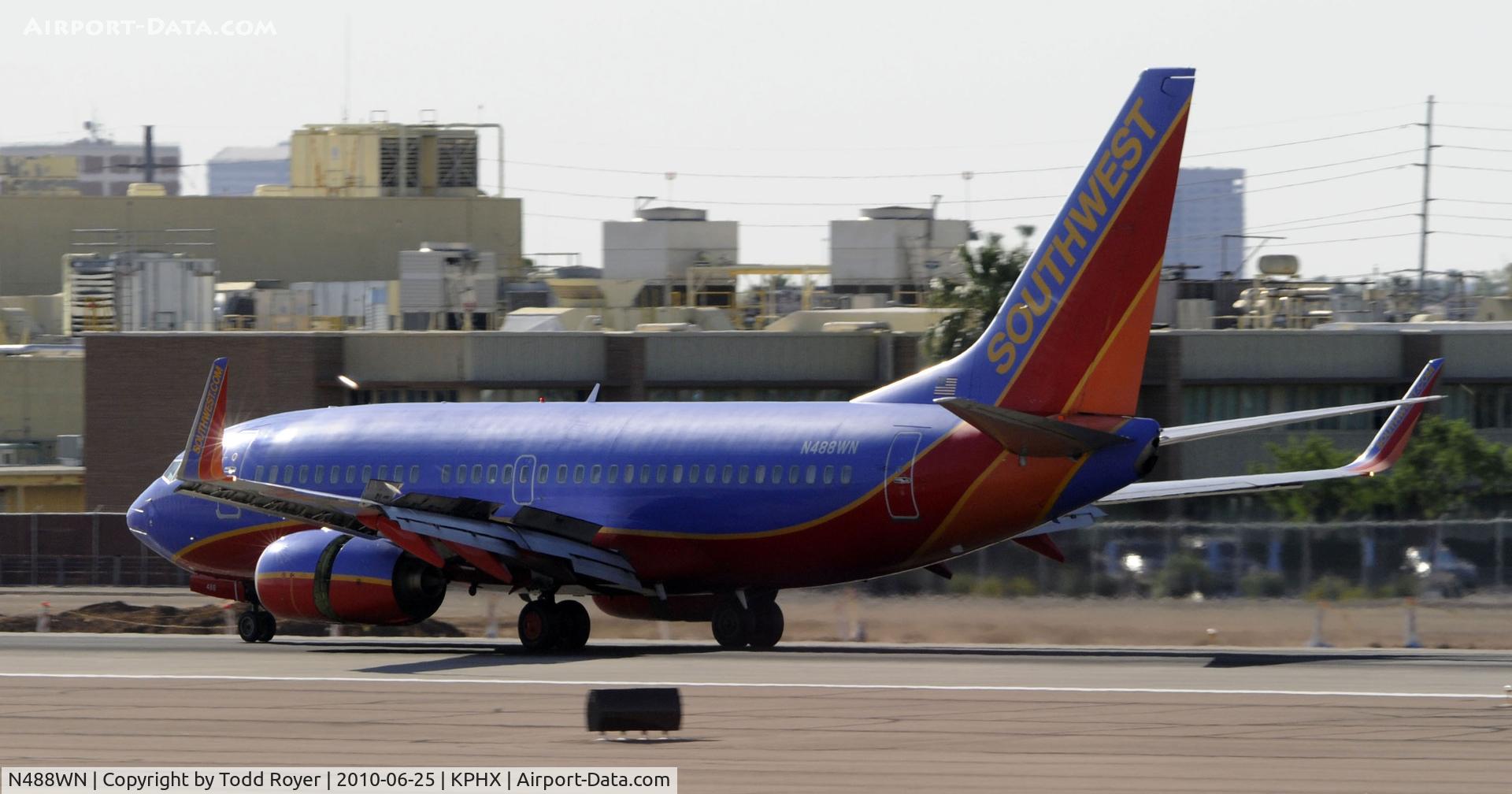 N488WN, 2004 Boeing 737-7H4 C/N 33853, Landing at PHX