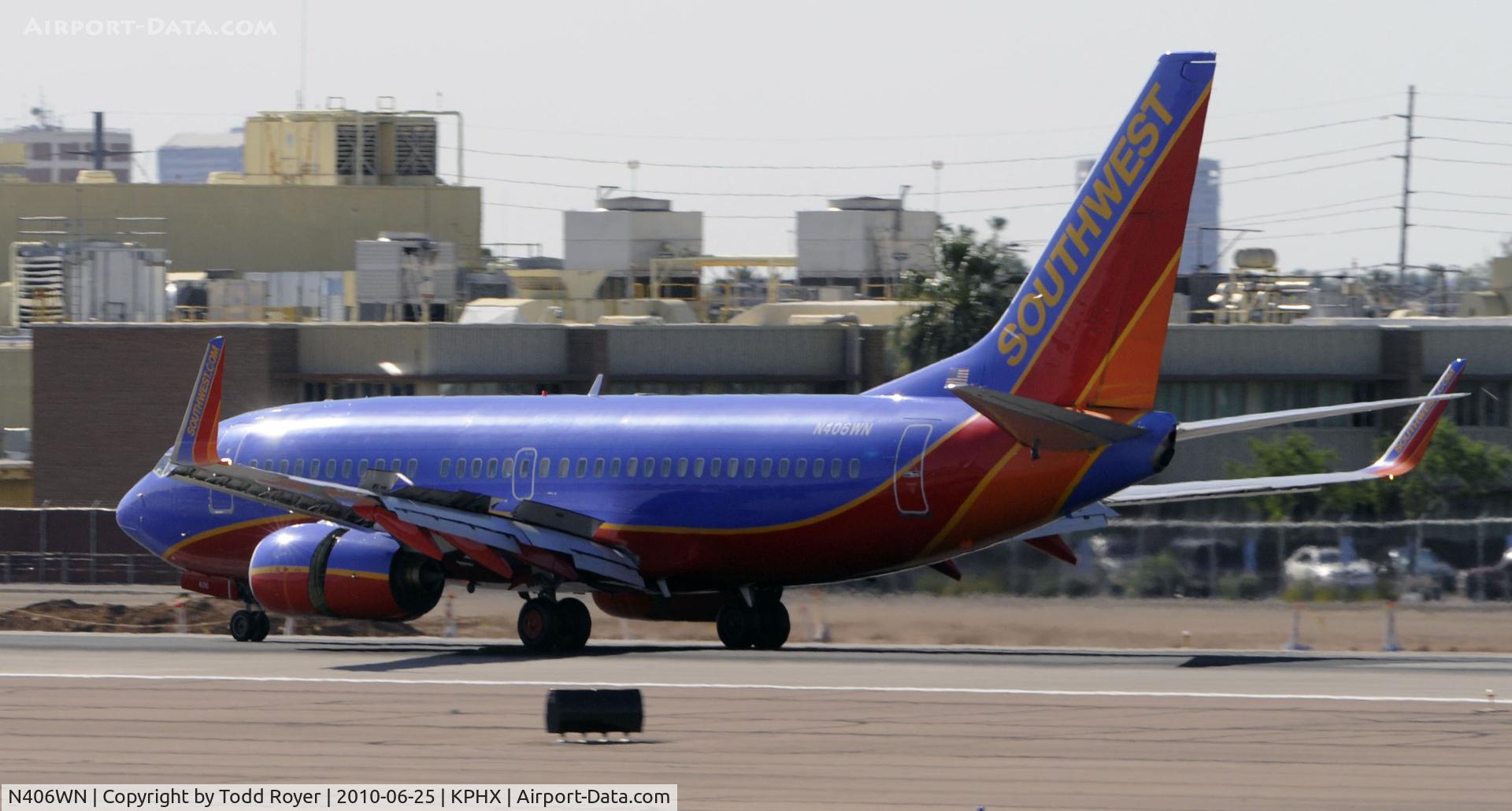 N406WN, 2001 Boeing 737-7H4 C/N 27894, Landing at PHX