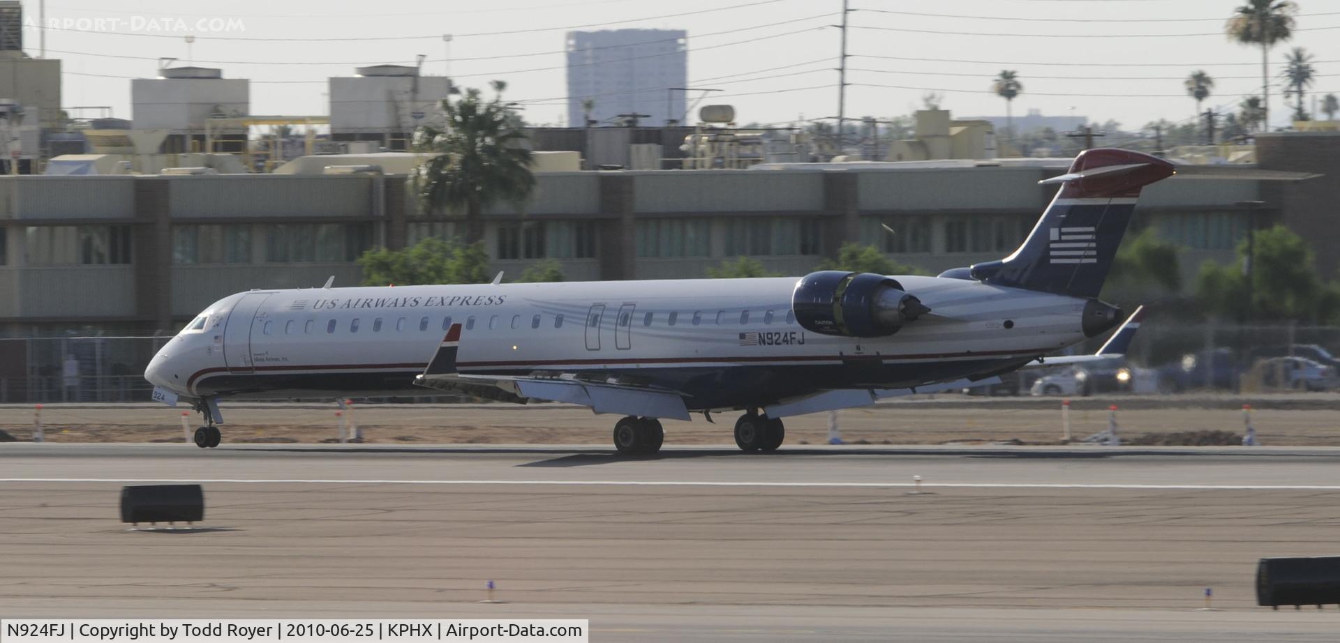 N924FJ, 2004 Bombardier CRJ-900ER (CL-600-2D24) C/N 15024, Landing at PHX