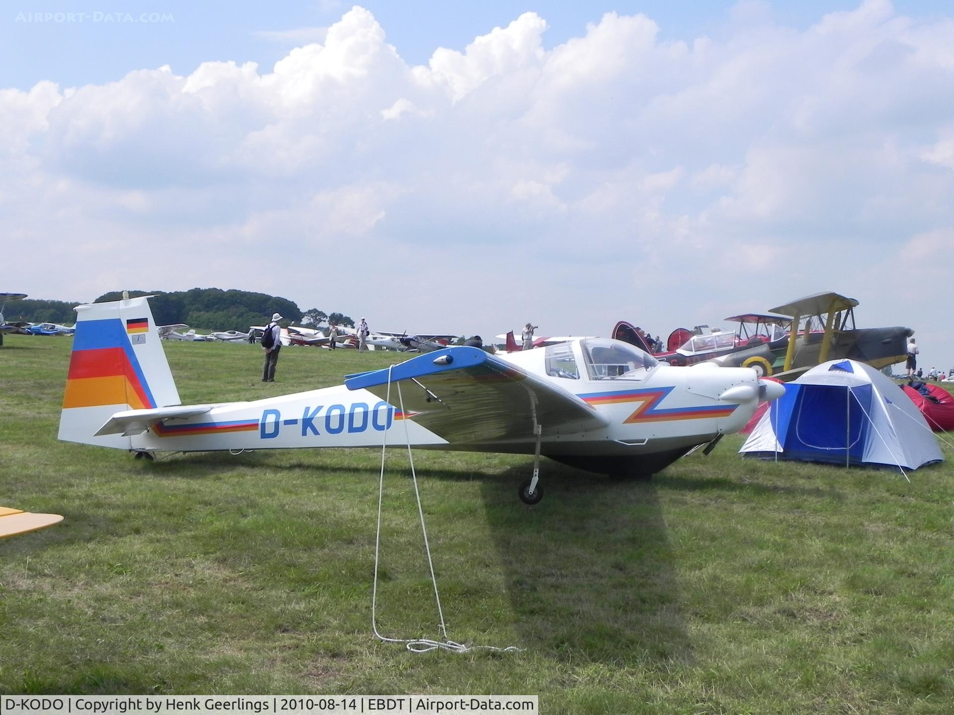 D-KODO, Scheibe SF-25B Falke C/N 4164, 27th International Oldtimer Fly-In

Schaffen - Diest , August 2010 , Belgium
