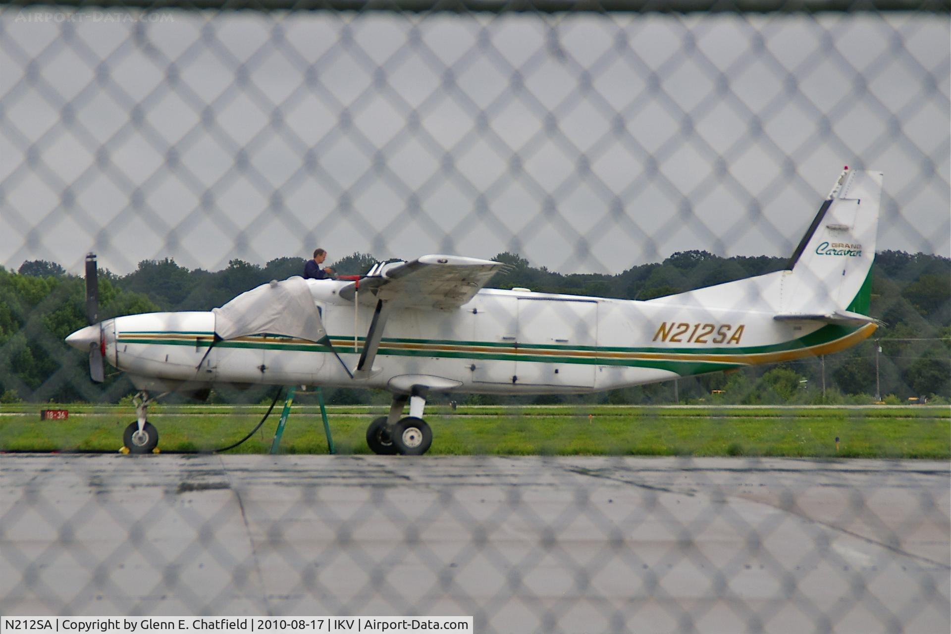 N212SA, 1995 Cessna 208B Grand Caravan C/N 208B0466, On a rainy ramp