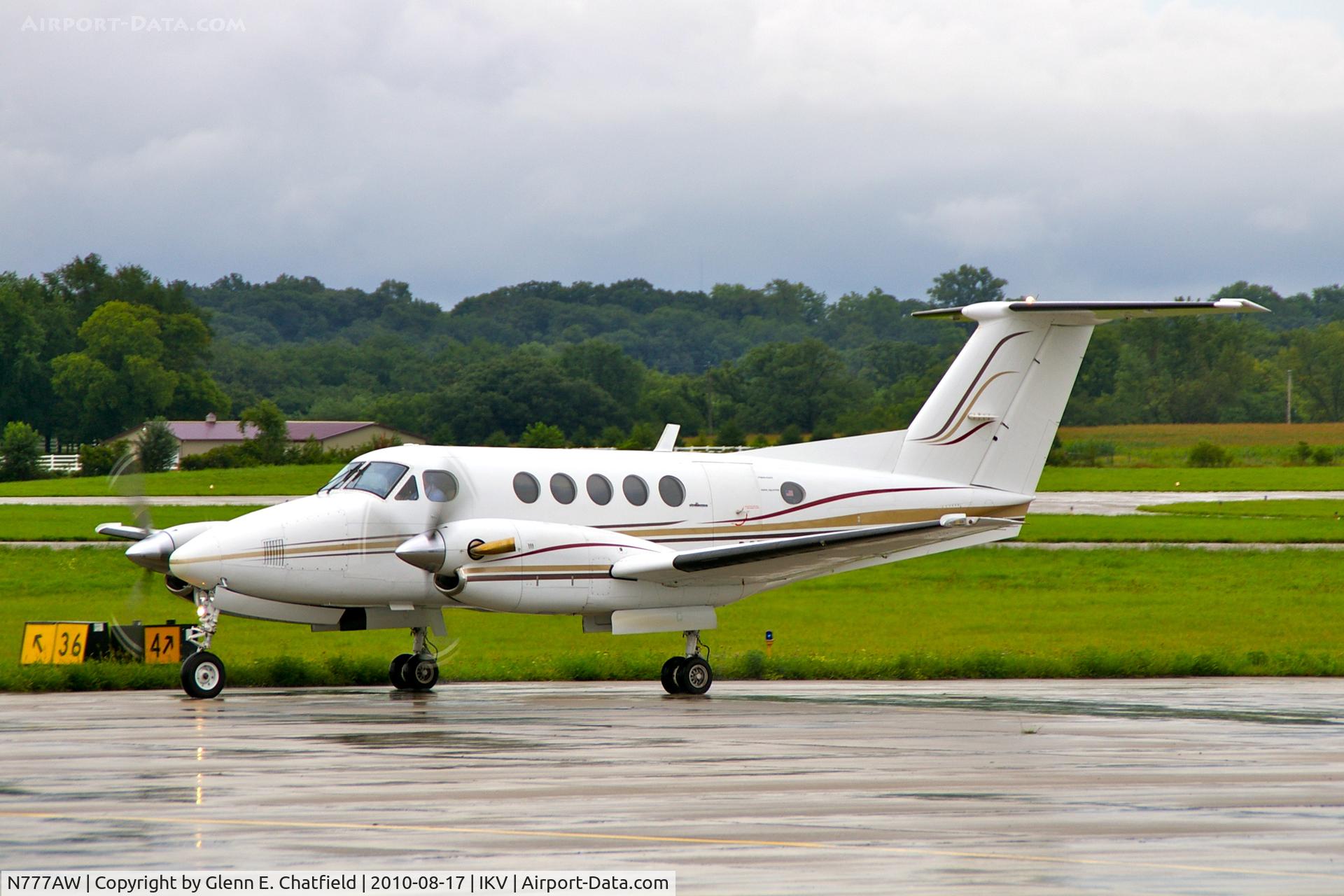 N777AW, 1979 Beech 200 C/N BB-536, Taxiing in to the ramp